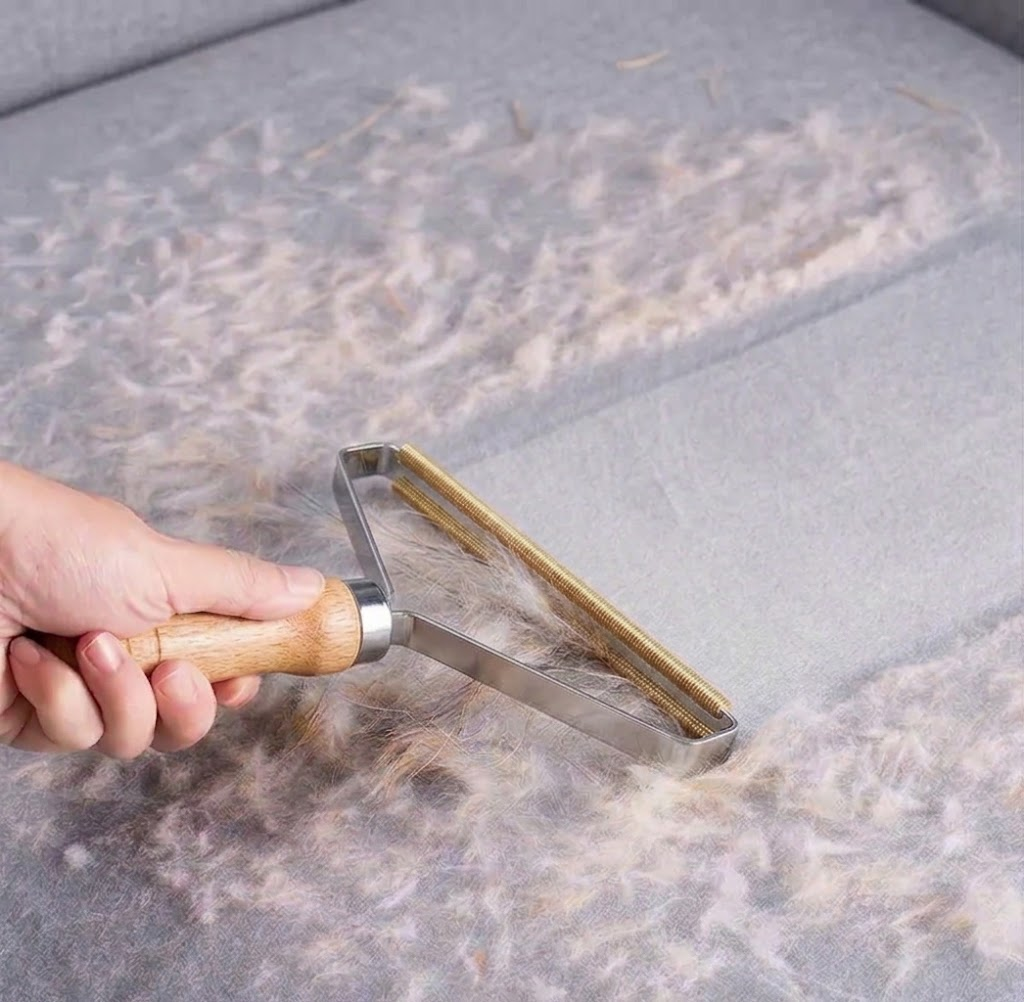 Furly™ Wooden Lint & Fur Removal Tool